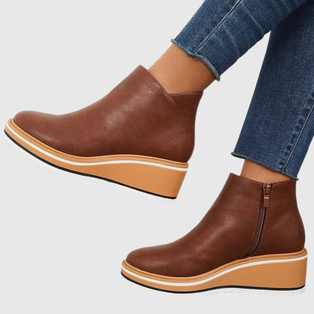 Bottes femme bleues foncées, silhouette élancée. Chaussures d'hiver élégantes et de ville pour un grand confort.
