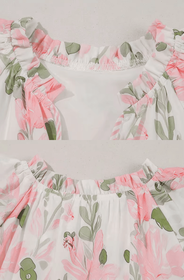 Robe courte florale Aura, un mélange de rayures et fleurs bleues/roses. Style féminin et confortable pour l'été.