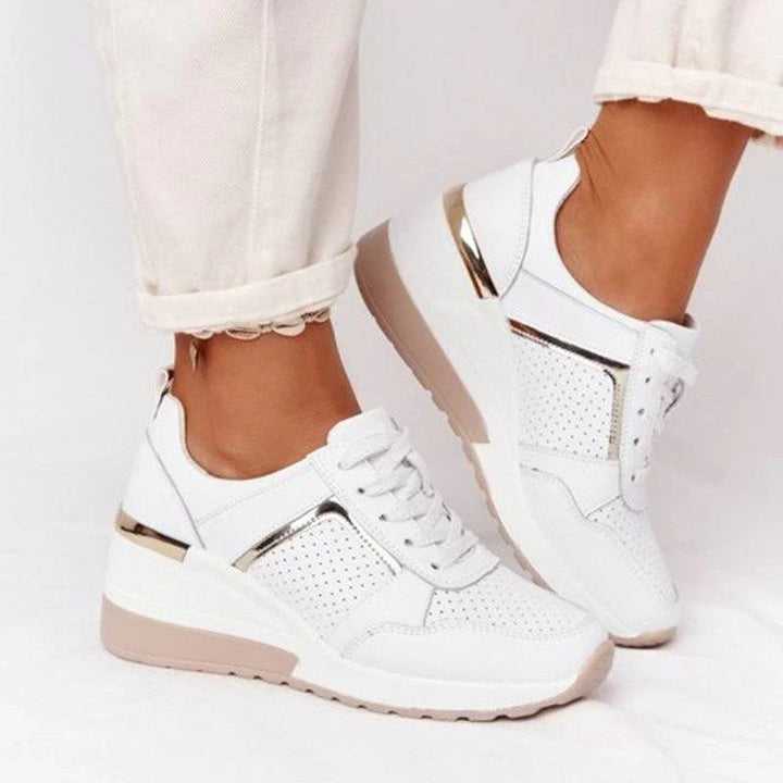 Détail du design des baskets Nova. Mode femme, style moderne, chaussures confortables et aérées.