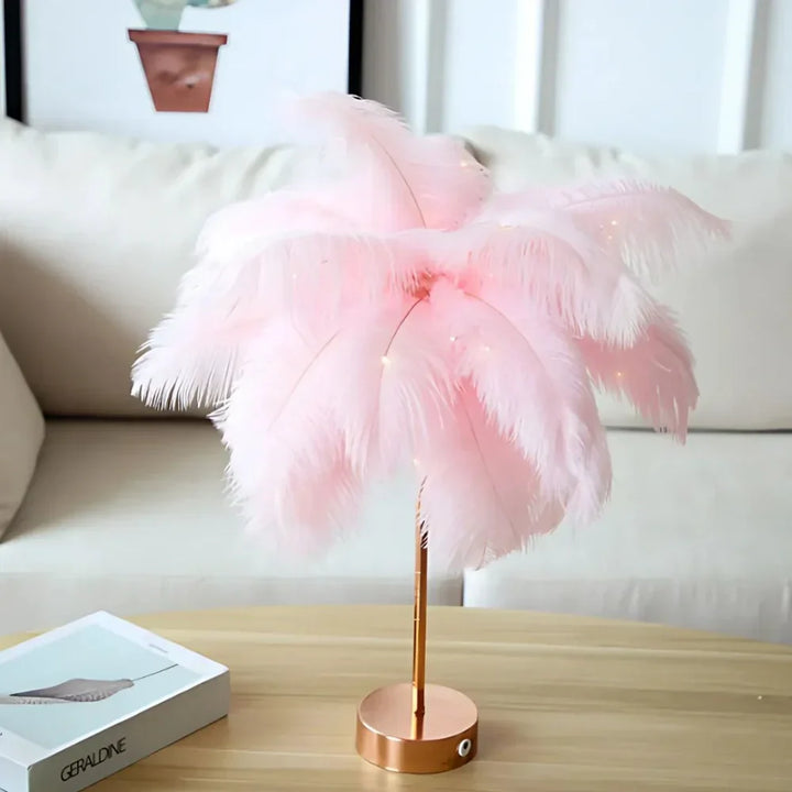 Lampe de sol luxe plumes d'autruche, décoration intérieure raffinée, lumière tamisée et élégante.