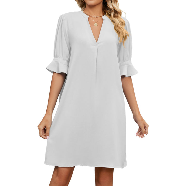 Robe femme blanche légère et décontractée, coupe ample et col V pour un confort estival optimal.
