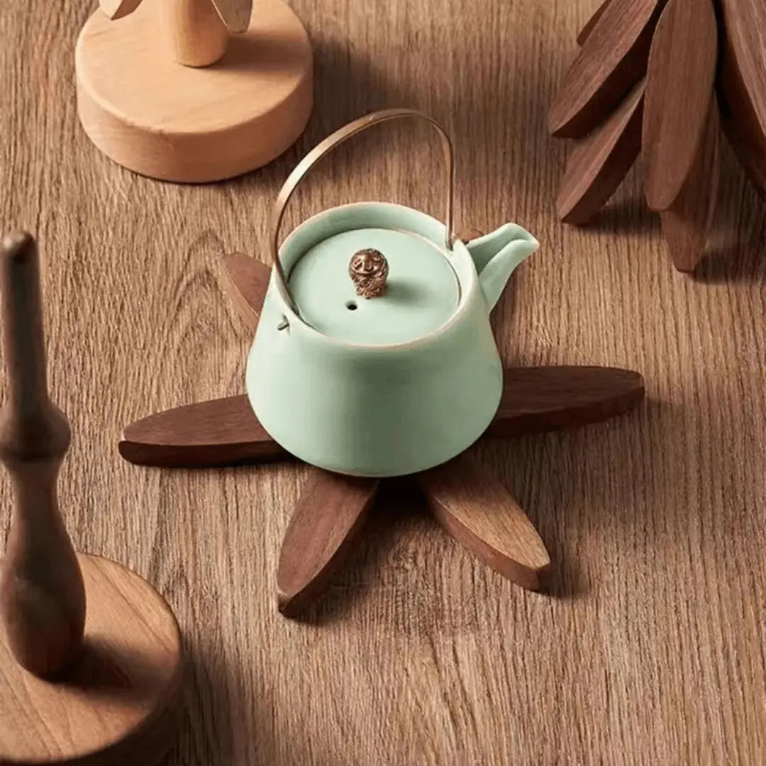 Sous-verres en bois de noyer et cendre, durables et résistants. Parfaits pour la protection de votre table de cuisine.