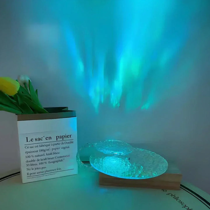 Lampe de table rechargeable projetant un coucher de soleil ou des vagues, pour une ambiance chaleureuse et réglable.