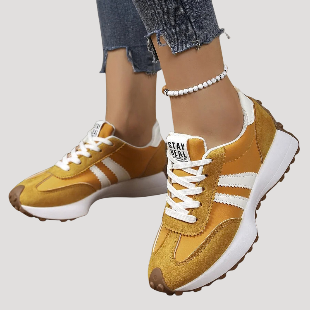 Détail baskets femme rétro avec empiècements colorés. Chaussures élégantes et confortables pour mode quotidienne.