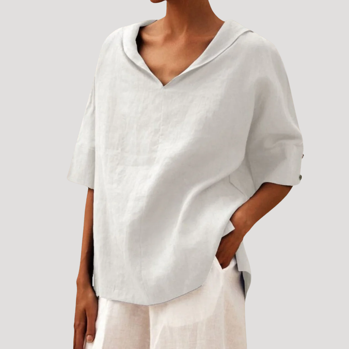 Blouse femme ample à manches courtes et col ouvert. Look décontracté moderne, idéale pour tenue quotidienne.
