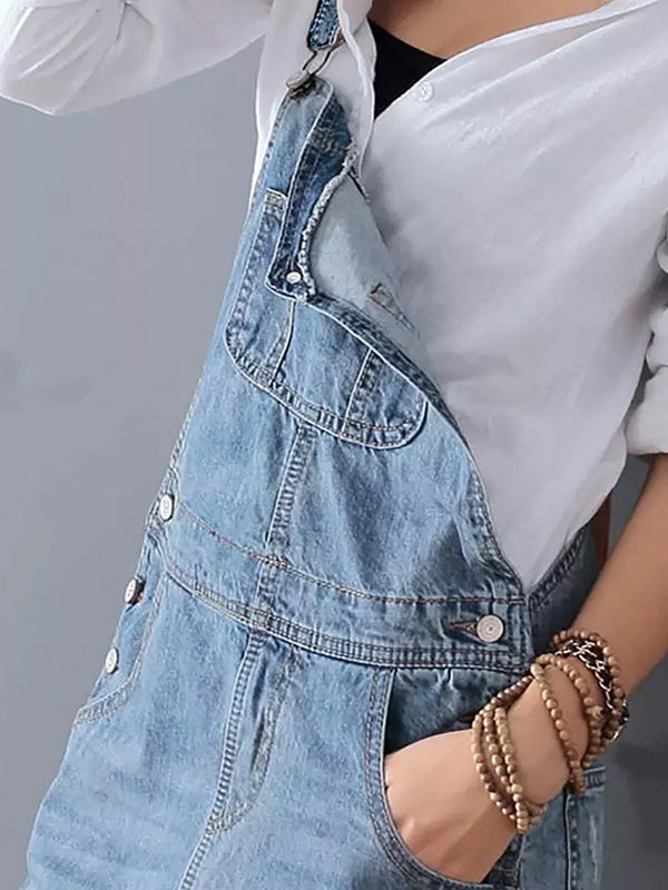 Robe salopette en jean distressed pour femme, avec fente au dos. Style vintage moderne et tendance.