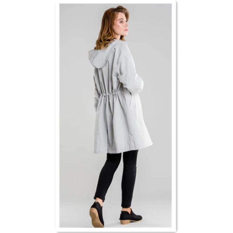 Détail du tissu imperméable et coupe-vent d'un manteau de pluie femme élégant, haute qualité.