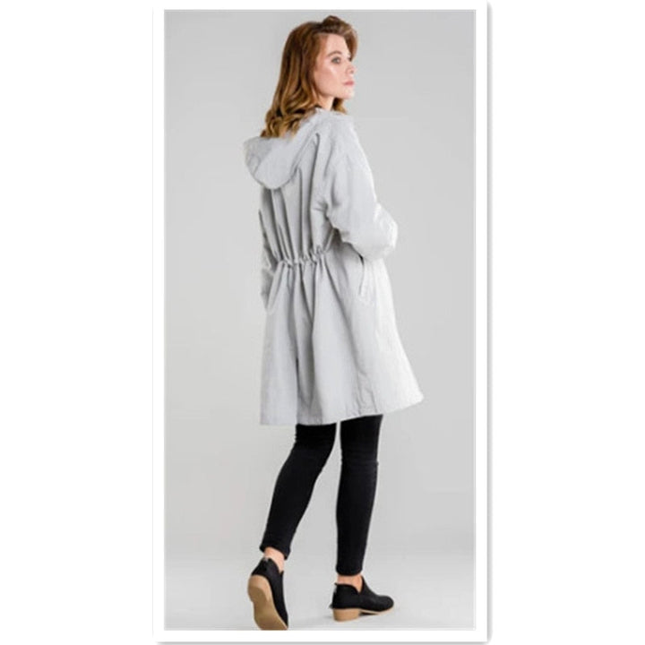 Détail du tissu imperméable et coupe-vent d'un manteau de pluie femme élégant, haute qualité.