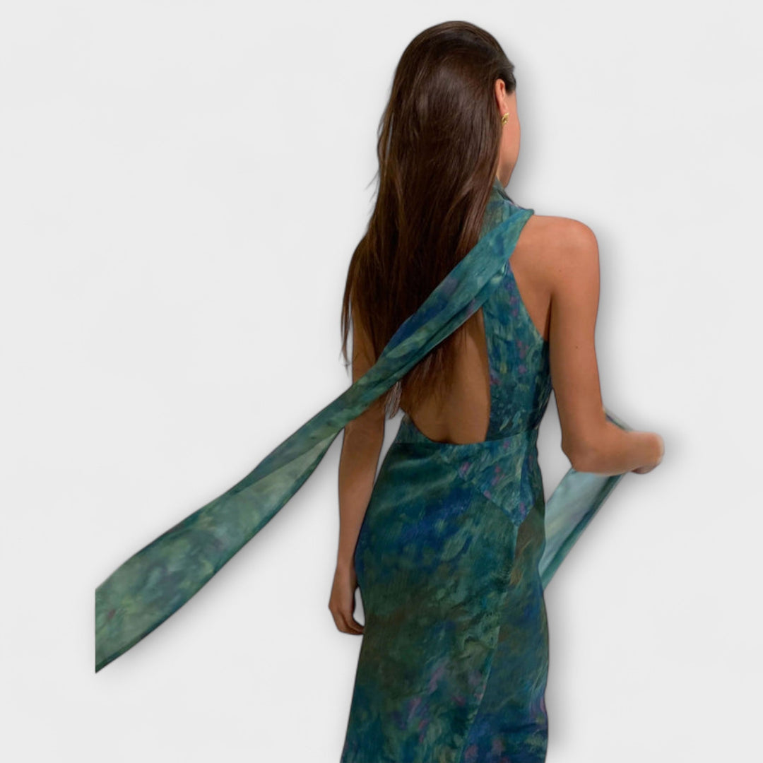 Robe maxi femme fluide avec motif floral iris détaillé. Élégance artistique pour tenues de soirée formelles et estivales.