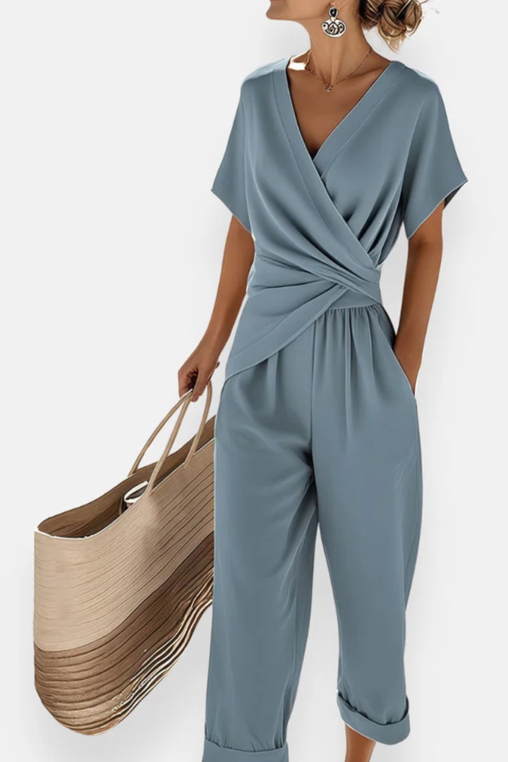 Jumpsuit court femme style portefeuille avec col V, poches pratiques. Parfait pour une allure élégante et décontractée.