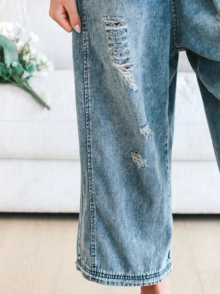 Look salopette jean femme oversize décontractée, avec bretelles et jambes larges, confort moderne et casual.