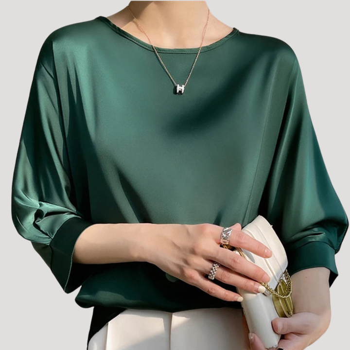 Blouse femme chic et raffinée, col rond, manches 3/4. Un essentiel de la mode féminine polyvalente.