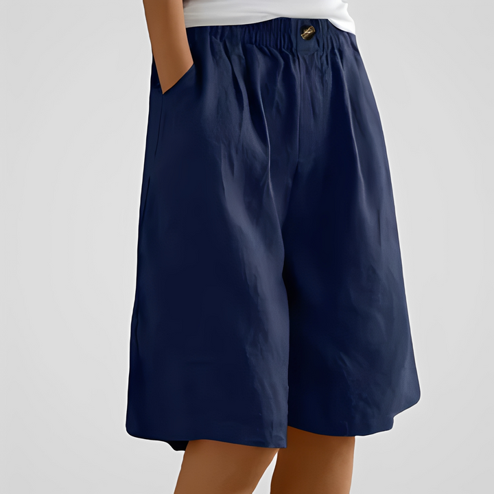 Short femme tendance et moderne. Coupe ample et tissu léger pour un confort absolu cet été, parfait en vacances.