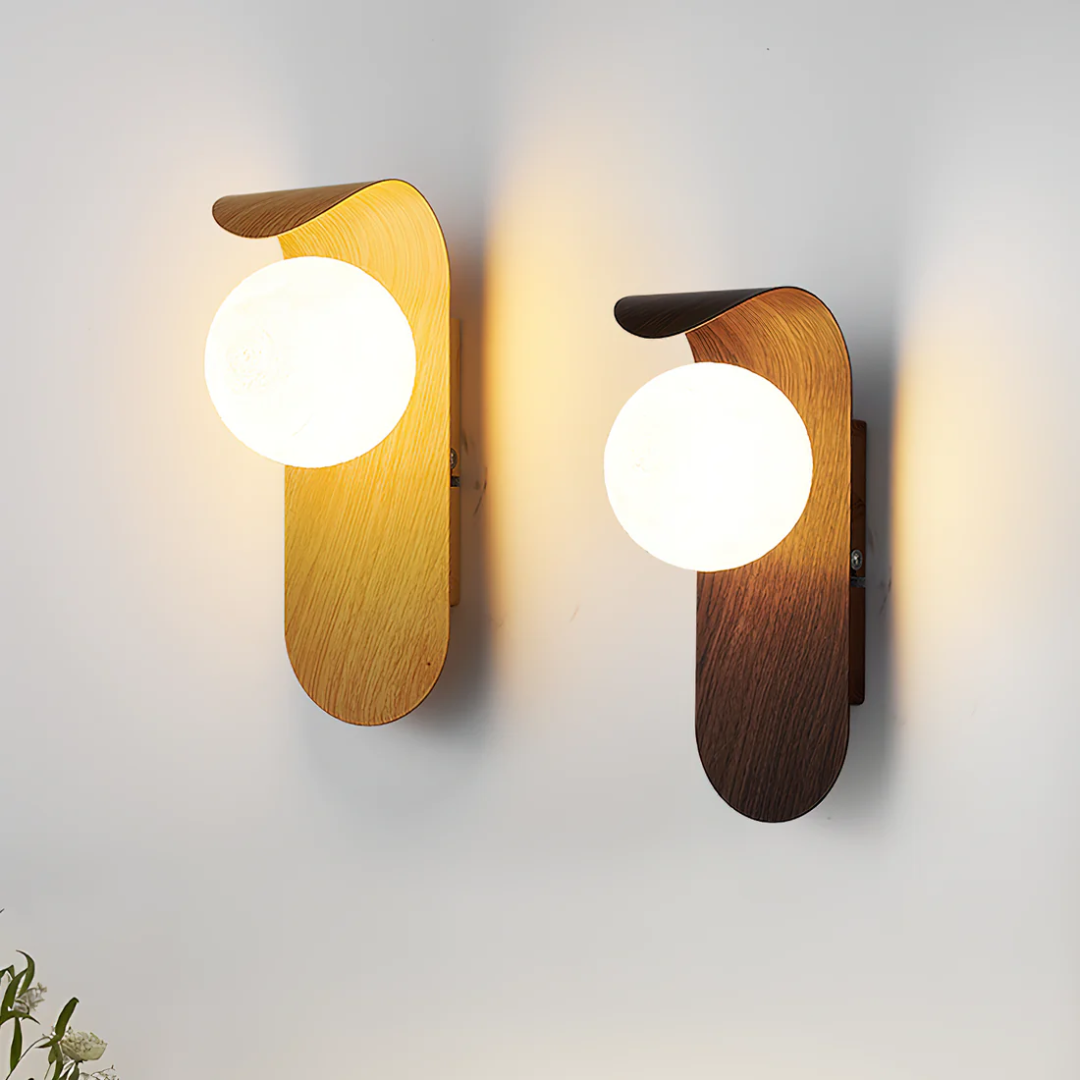 Applique murale bois et LED, design scandinave minimaliste avec un élégant globe, pour éclairage d'ambiance.