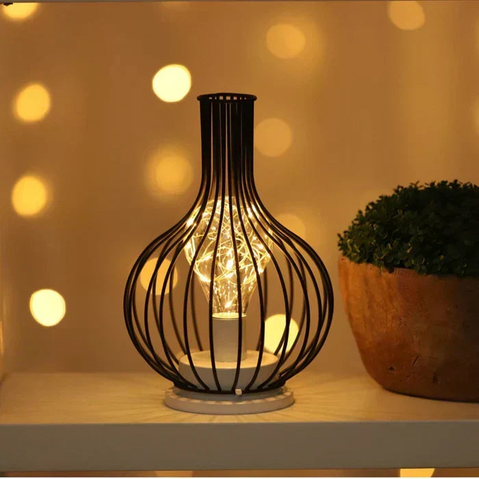 Lampe de table LED économe en énergie, lumière douce pour une ambiance chaleureuse et moderne.