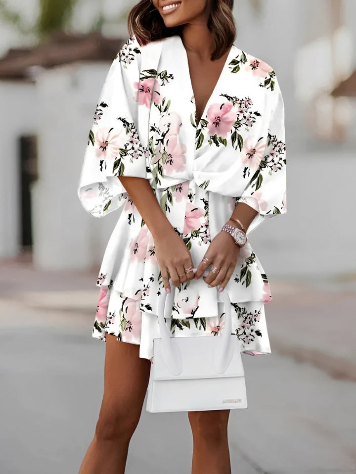 Mini-robe d'été femme, fluide et confortable, pour des loisirs chic ou vacances. Design moderne.