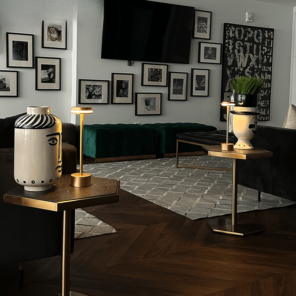 Lampe LED sans fil rechargeable, dimmable tactile, idéale pour décoration de table intérieure moderne.
