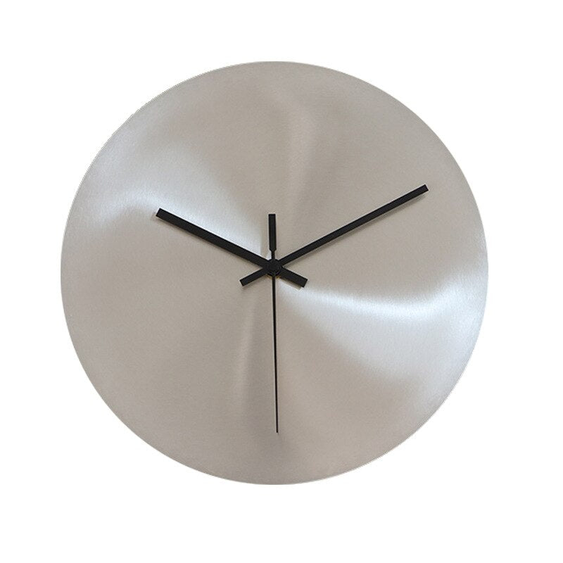 Horloge murale silencieuse en acier inoxydable, grand design moderne pour un salon contemporain et élégant.
