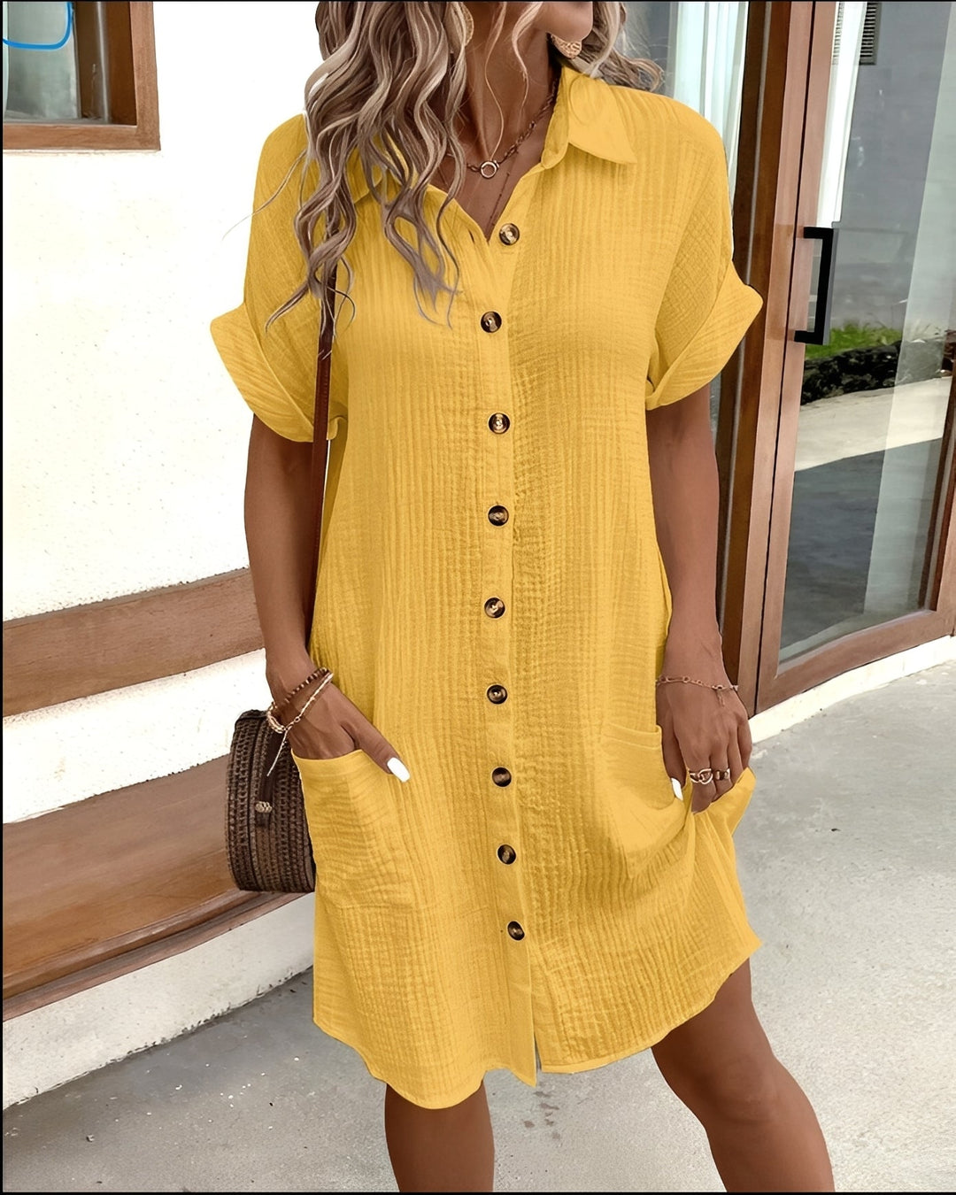 Robe chemise femme décontractée boutonnée, idéale pour l'élégance estivale et le confort léger.