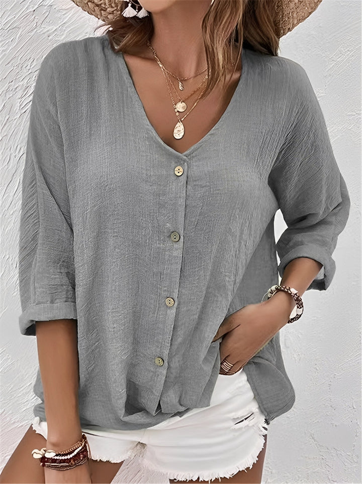 T-shirt basique femme confortable à col V. Idéal pour un style décontracté et quotidien en été.