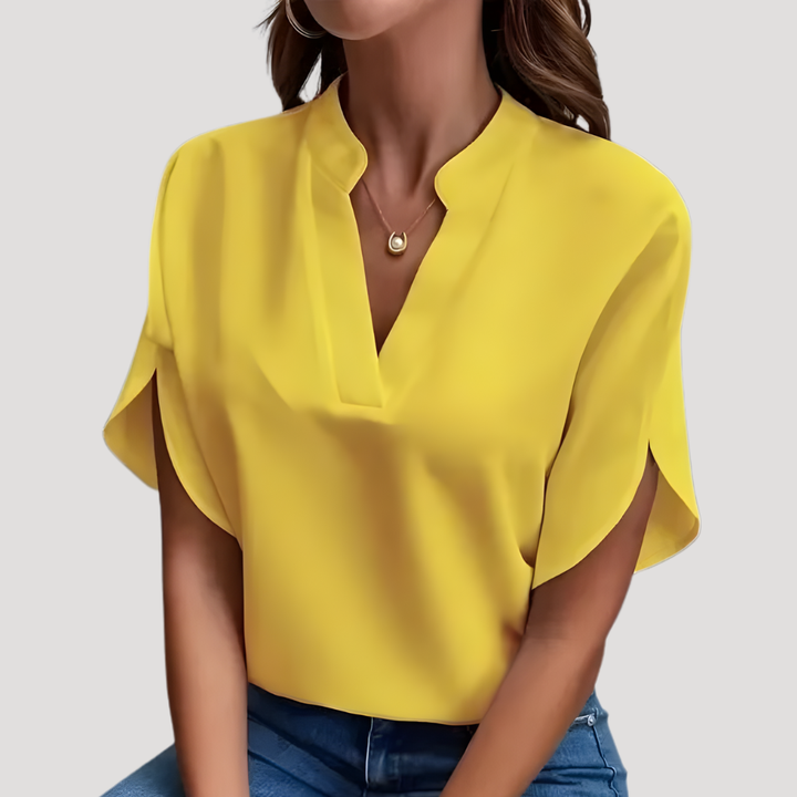 Haut femme à col V plongeant, coupe fluide et manches courtes, look chic et décontracté.