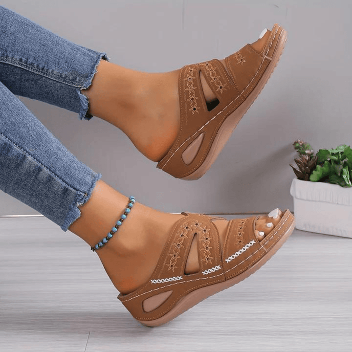 Chaussures orthopédiques femme soulageant la douleur, idéales pour la marche et l'été.