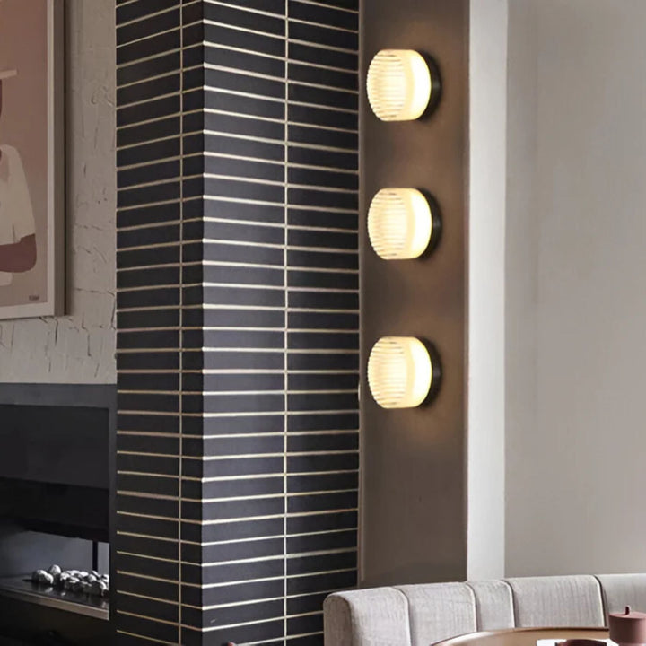 Applique LED ronde minimaliste pour escalier, lumière douce, style moderne et raffiné intérieur.