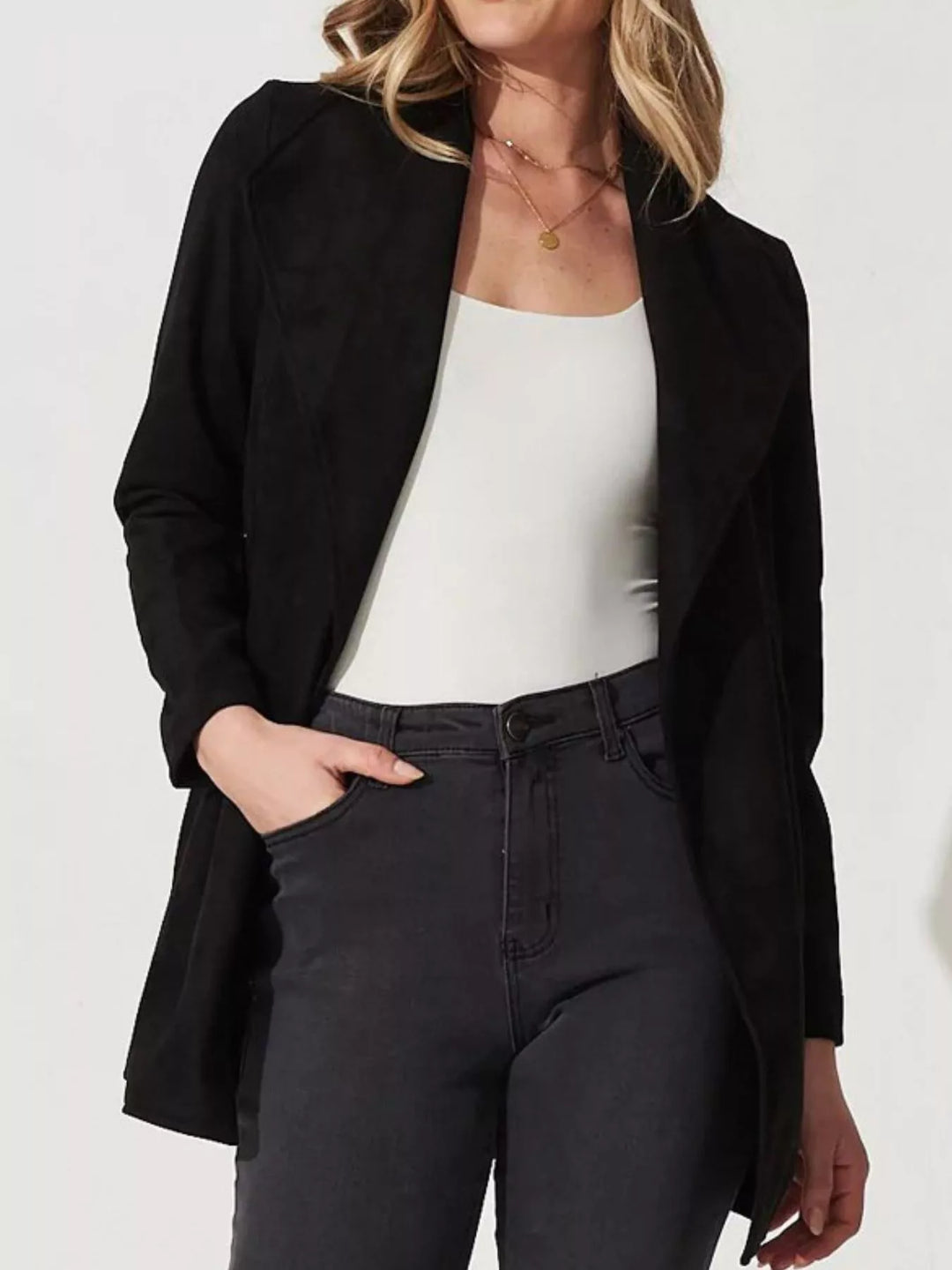 Veste femme élégante pour un confort fluide et sophistiqué. Idéale pour un look chic décontracté mi-saison.