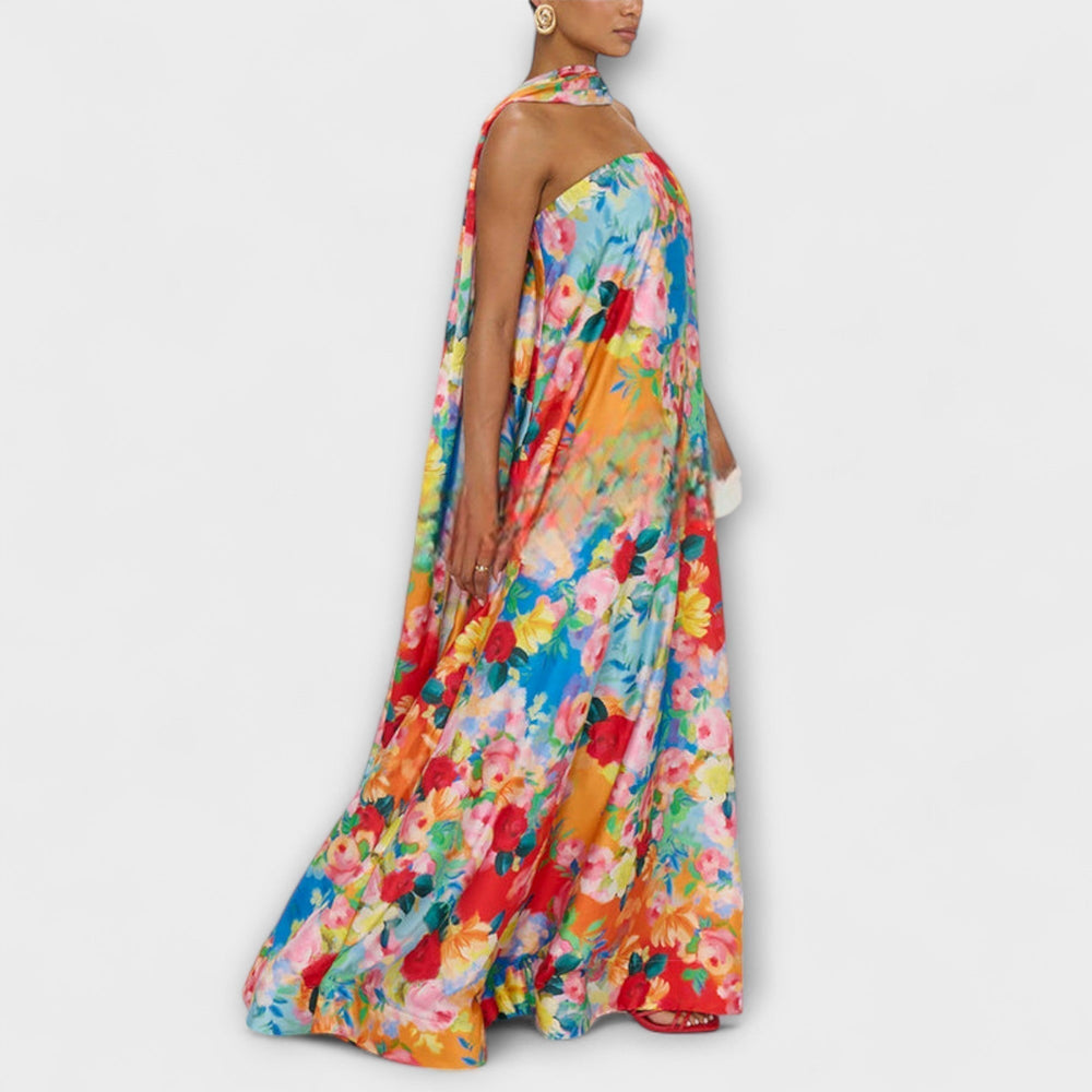 Élégante robe d'été longue fleurie avec épaules dénudées, parfaite pour un look décontracté ou bohème en vacances.