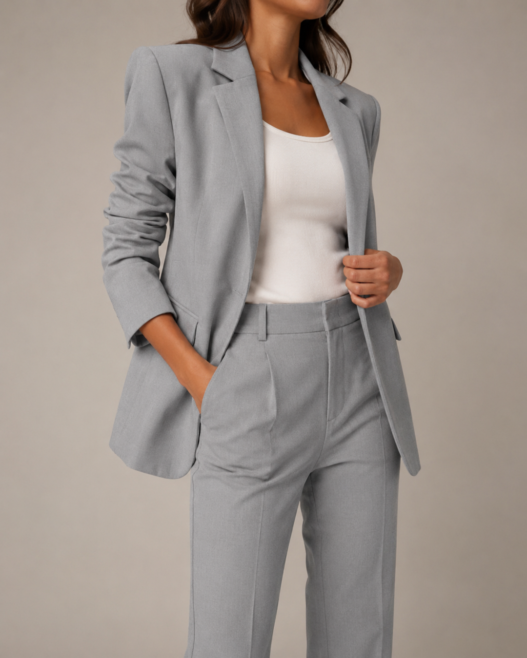 Complet femme chic : ensemble blazer et pantalon, parfait pour une réunion ou une fête.