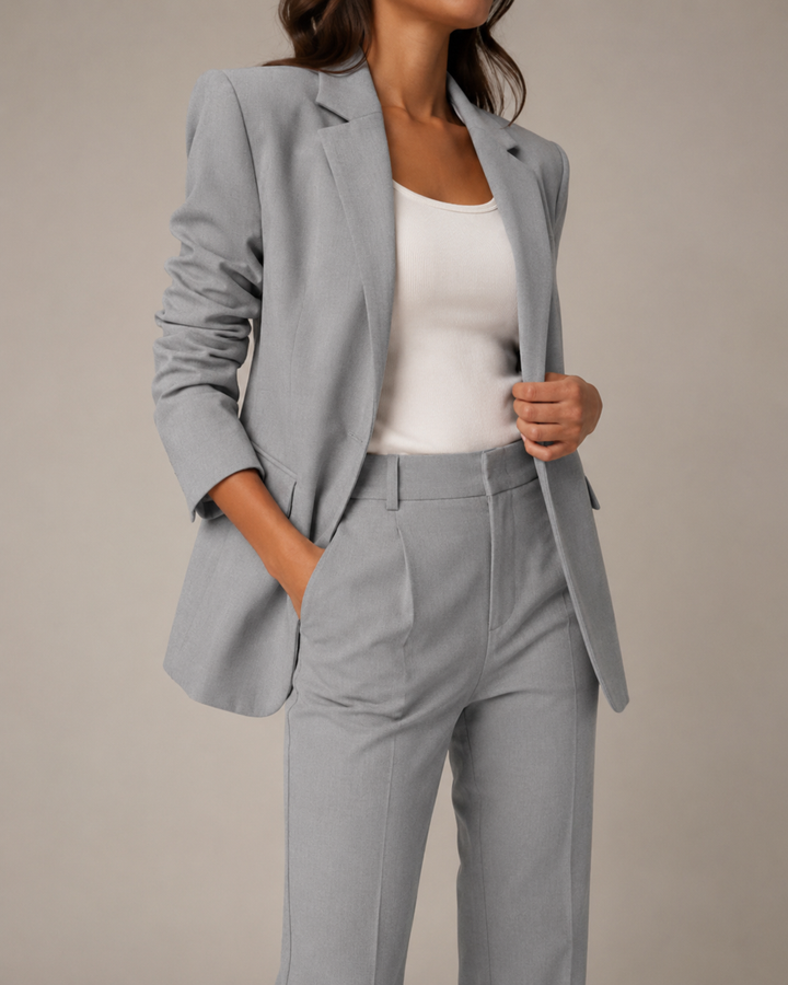 Complet femme chic : ensemble blazer et pantalon, parfait pour une réunion ou une fête.