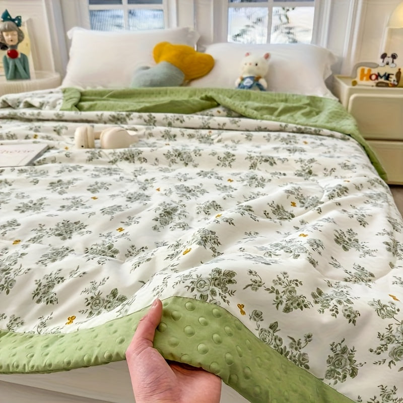 Couette florale légère en polyester, parfaite pour l'été, offrant confort et douceur pour le sommeil.