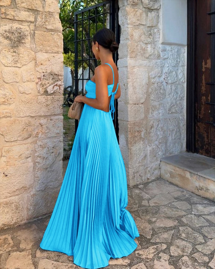 Robe femme chic plissée, col halter, style fluide, idéale pour événements spéciaux.