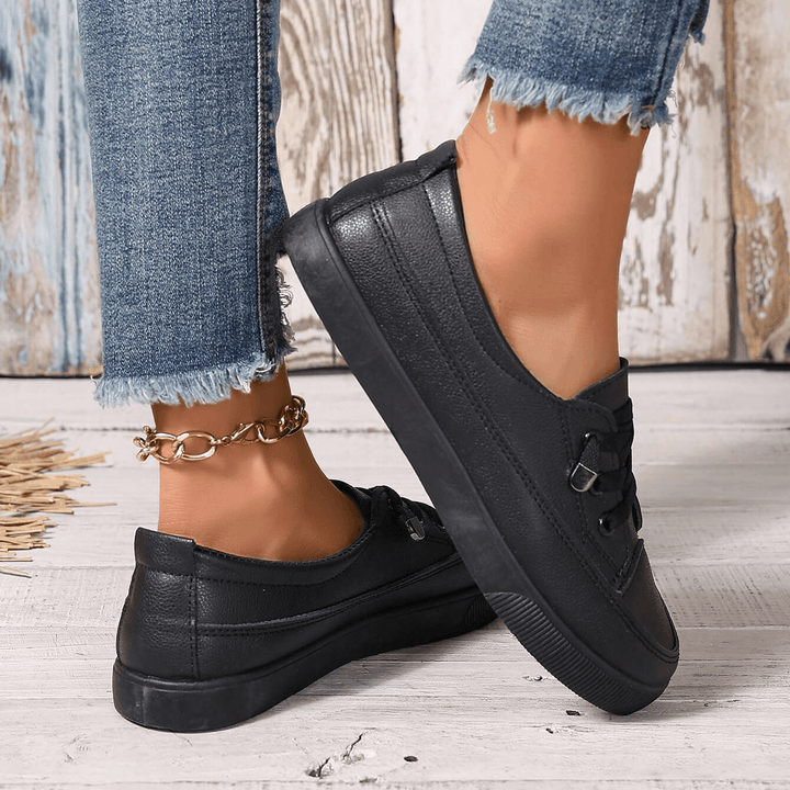 Chaussures orthopédiques femme en cuir avec soutien postural, offrant un confort ergonomique pour les pieds sensibles.