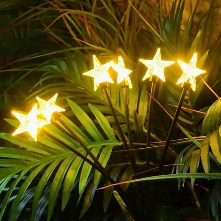 Lampe papillon solaire LED pour jardin, créant une ambiance de luciole ou d'abeille nocturne.