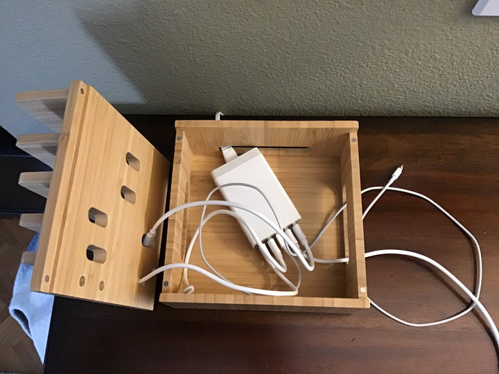 Solution de rangement et charge en bambou. Organiseur USB pour tous vos gadgets électroniques.