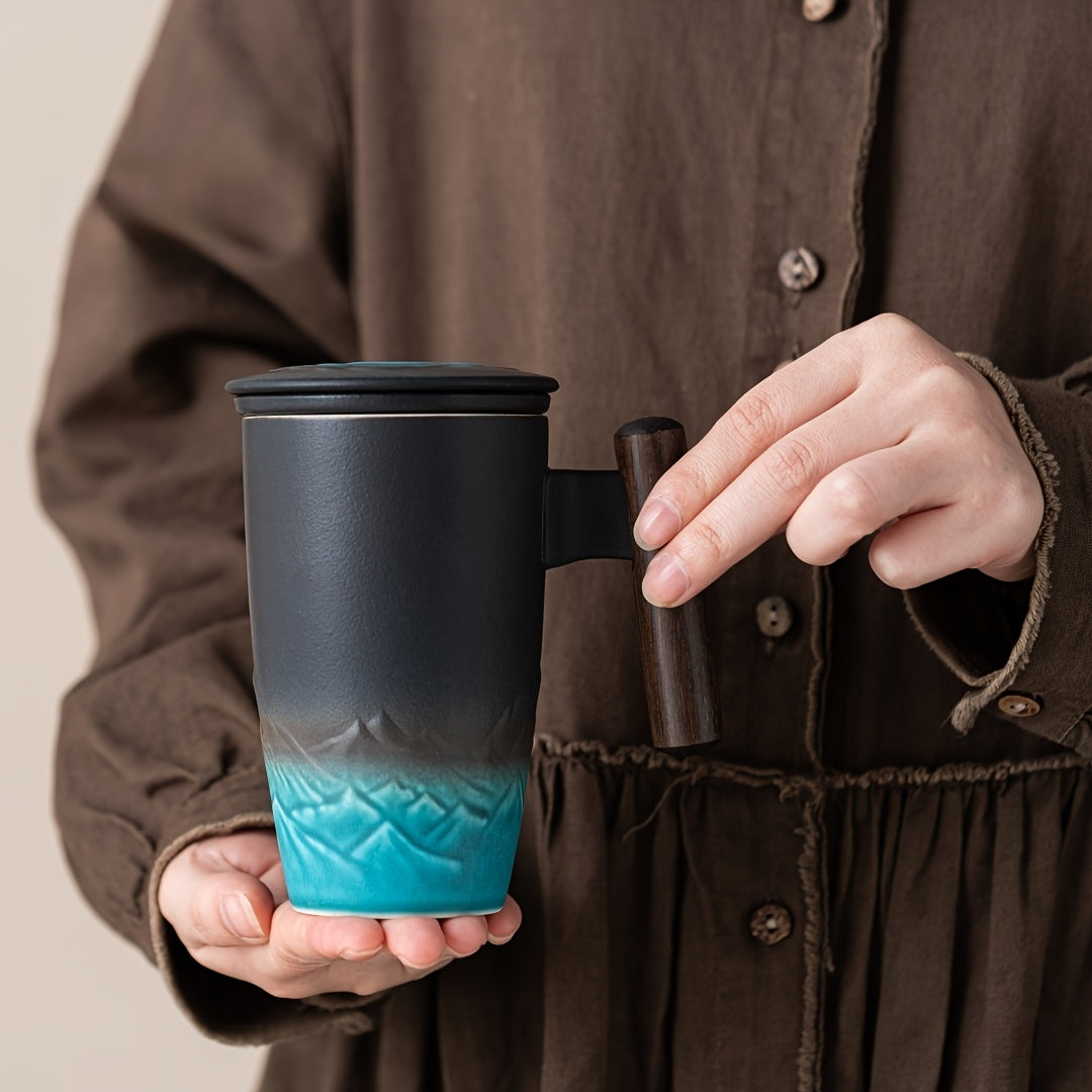 Tasse à thé artisanale en céramique de couleur terre, avec filtre pratique pour un usage quotidien.