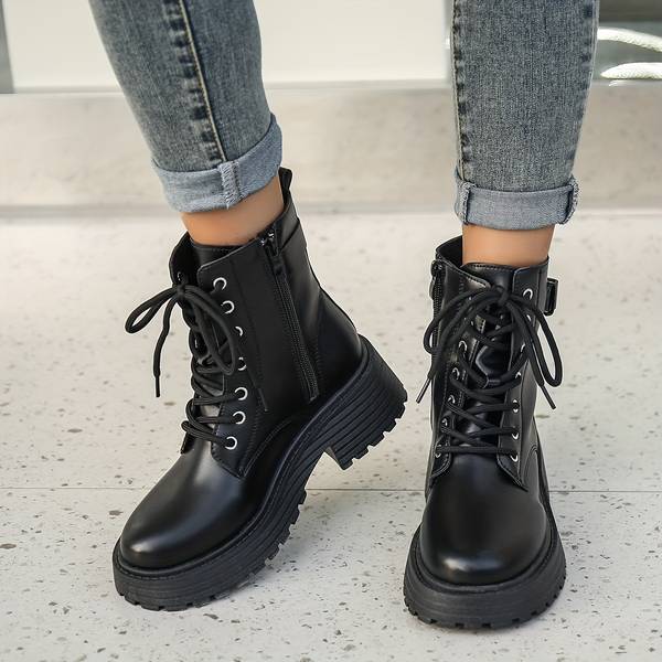 Bottes élégantes et confortables pour femmes. Idéales pour la mode hivernale, disponibles en noir et blanc.