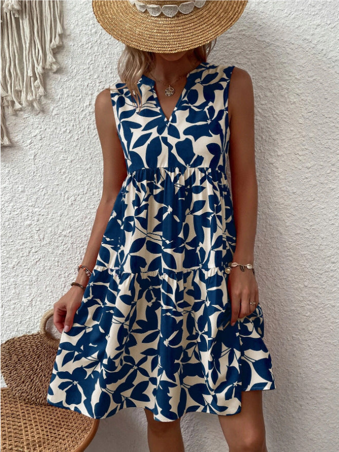 Robe courte femme confortable et élégante, design floral fluide, parfaite pour toutes occasions estivales.