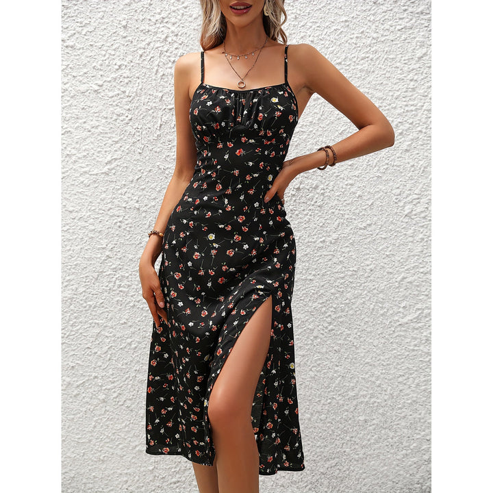 Modèle de robe d'été midi à pois, style sans manches et fente latérale. Vêtement femme décontracté chic.