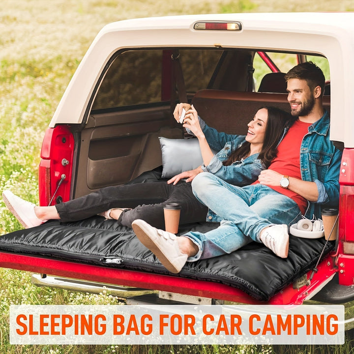 Détail du sac de couchage de camping avec oreiller intégré, montrant l'intérieur douillet et la qualité.