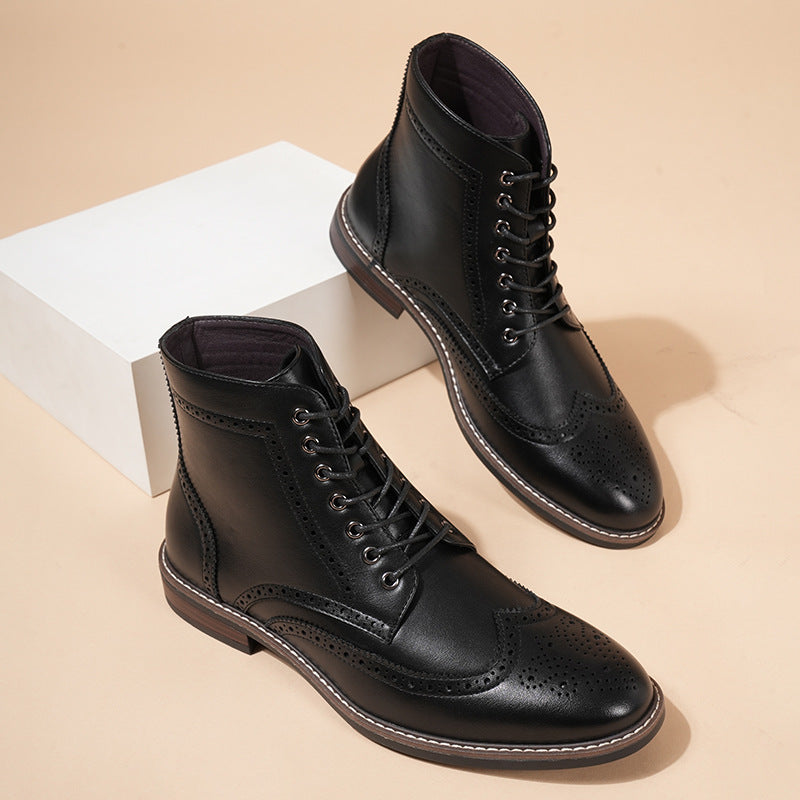 Bottines brogue en cuir marron pour hommes, lacets élégants. Chaussures polyvalentes pour style formel ou décontracté.