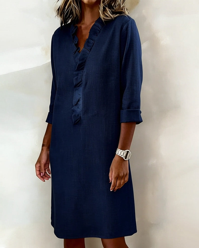 Robe femme col V, volants, coupe droite, look chic et confortable pour le printemps.