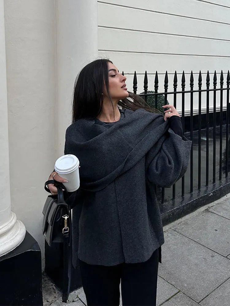Poncho asymétrique femme élégant, ajoutant une touche de style unique à toute tenue hivernale ou d'automne.