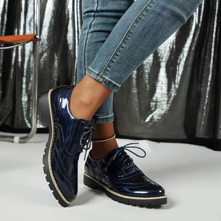 Tendance mode: chaussures femme vernies à lacets, un essentiel élégant et formel pour un look citadin raffiné.
