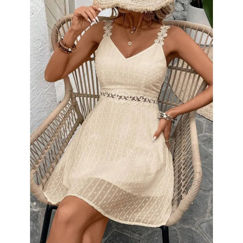 Robe mini estivale pour femme, motif pois plumetis discret, coupe fluide et légère.