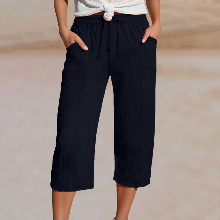 Pantalon décontracté femme cropped en coton lin, jambes larges pour un look estival stylé.