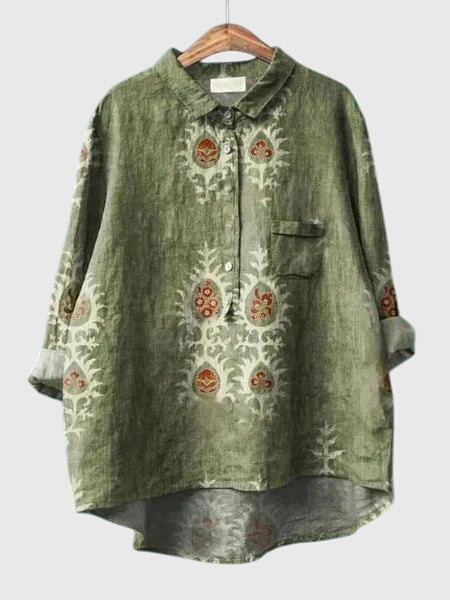 Vêtement femme printemps-été: cette blouse fleurie est à la fois chic et décontractée.