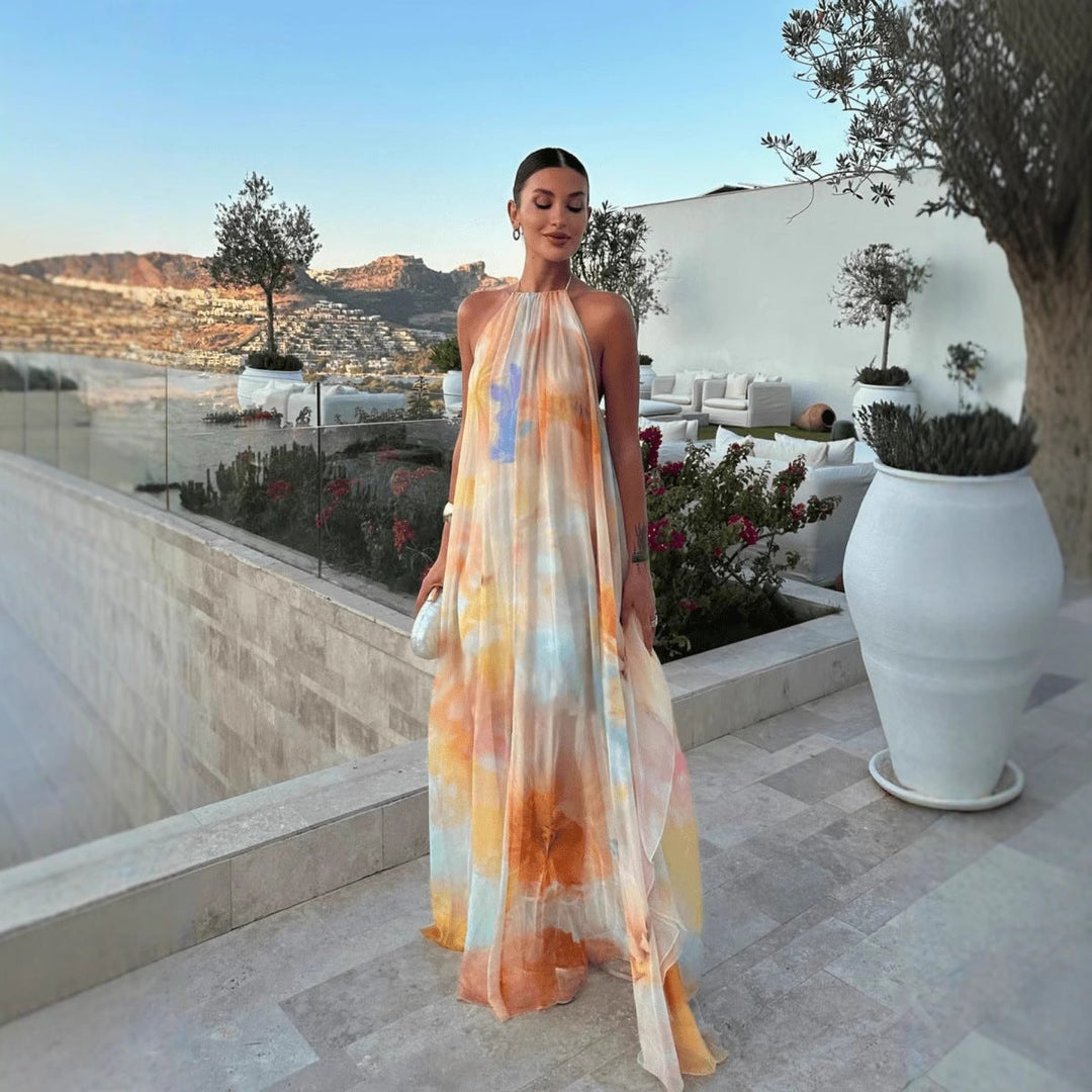 Robe maxi imprimée pour femme à col halter et dos nu. Idéale pour les vacances, style estival et décontracté.
