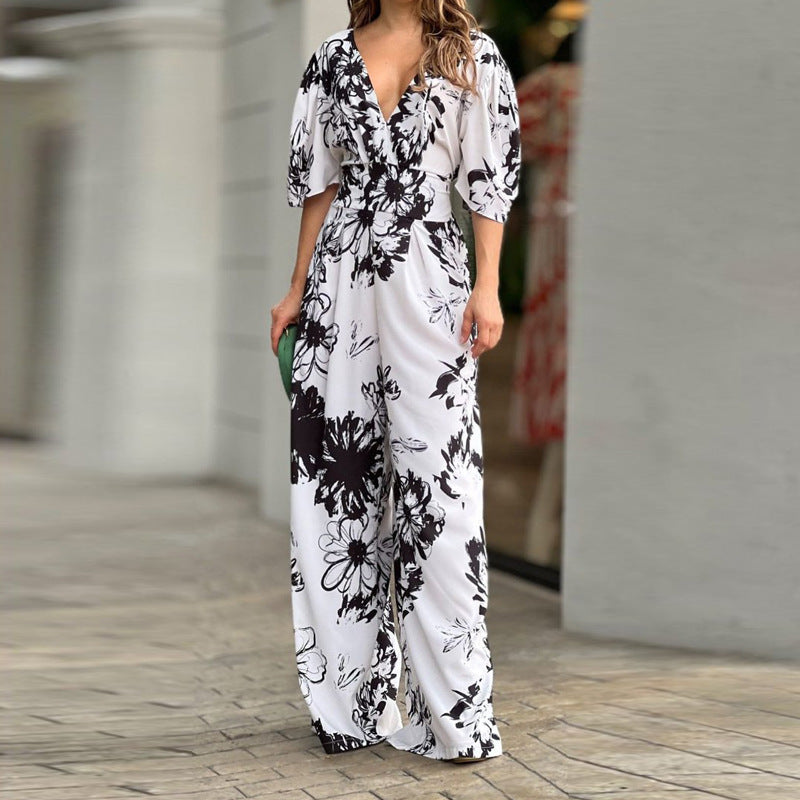 Imprimé floral éclatant sur cette combinaison femme taille haute, coupe jambe large tendance et confortable.